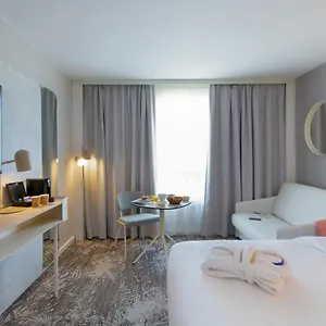 Novotel Pont De L'arc Отель